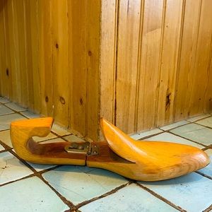 Vintage Mackey & Co. 1950’s men’s hinged wooden shoe tree.
